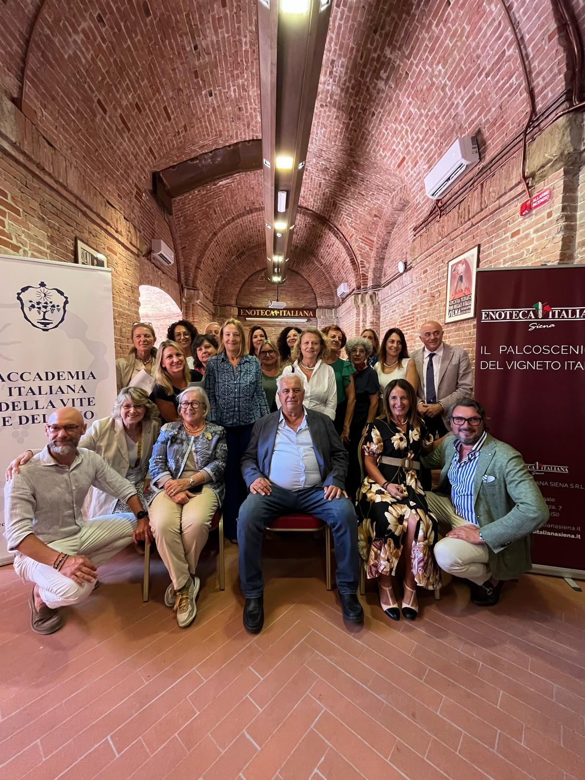 Al centro della foto da sx Donatella Cinelli Colombini, Rosario Di Lorenzo e Elena D'Aquanno insieme alle produttrici Donne del VIno e agli Accademici